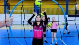 Com aulas gratuitas, escolinhas de vôlei atendem crianças e adolescentes