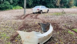Motorista perde controle e carro sai da pista na PR-281
