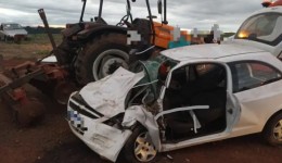 Grave acidente entre carro e trator deixa feridos