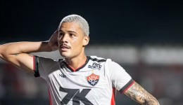Com golaço de Matheuzinho, Vitória bate o Fortaleza e vence a primeira no Brasileirão