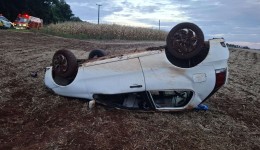 Capotamento deixa três feridos na PR-281