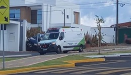 Condutor é socorrido após acidente