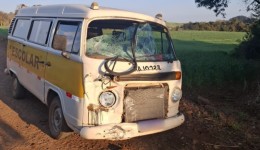 Motociclista fica ferido após colisão com Kombi escolar