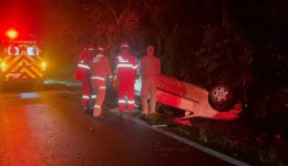 Cinco pessoas ficam feridas em capotamento de carro na PR-471