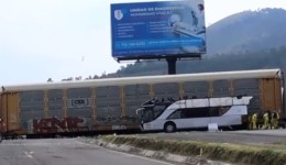 Acidente entre trem e ônibus deixa ao menos 10 mortos