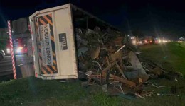 Caçamba com entulhos tomba na BR-277