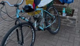 Jovem fica ferido após colisão entre bicicleta motorizada e carro