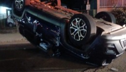 Colisão faz Jeep capotar no bairro Presidente Kennedy