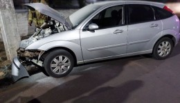 Carro colide em poste e pega fogo no Bairro São Cristovão