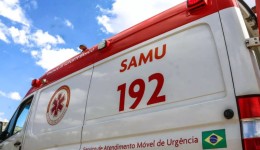 Motociclista sem capacete tenta fugir da PM, mas acaba caindo