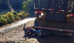 Adolescente de 15 anos sofre ferimentos graves após colidir moto em caminhão