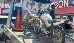 PM apreende motocicleta irregular no centro