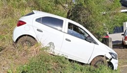 Motorista perde o controle e colide contra muro