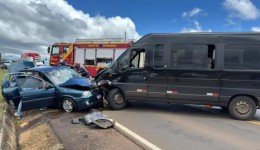 Grave acidente entre carro e van deixa feridos na Olivo Zanella