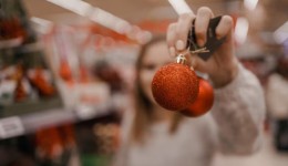 Homem é preso por furtar enfeites de Natal de supermercado