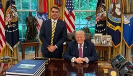 Flávio Bolsonaro é recebido por Trump na Casa Branca; saiba bastidores