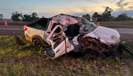 Mulher morre em acidente entre caminhão e camionete na PR-182