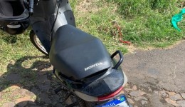 Colisão entre duas motos deixa mulher ferida