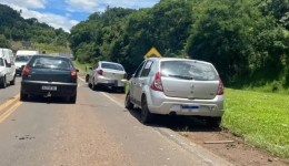 Colisão entre dois veículos é registrada no trevo de acesso ao Verê