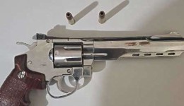 Homem é detido por ameaça e simulacro de arma de fogo