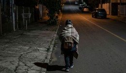 Mãe sai para beber e filho de 4 anos é encontrado chorando sozinho na rua no Oeste de SC