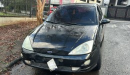 Mulher fica ferida em colisão entre moto e carro