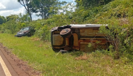 Tentativa de ultrapassagem provoca colisão e saída de pista de dois veículos