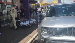 Motociclista e passageiro ficam feridos em colisão com Jeep no Centro