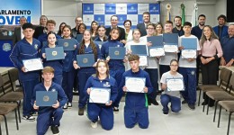 Parlamento Jovem toma posse na Câmara com 17 estudantes eleitos