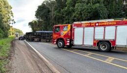 Caminhão tomba na BR-373 e deixa motorista ferida