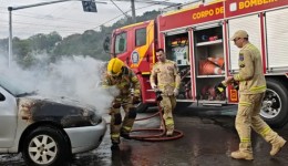 Carro pega fogo no bairro Alvorada