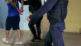 Homem invade igreja armado, é preso e ameaça voltar para incendiar templo