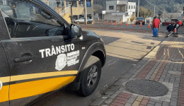 Faixa elevada está sendo instalada na Avenida General Osório, próximo a Gralha Azul