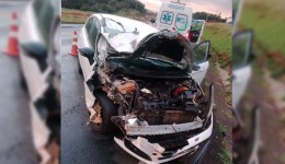 Ford Fiesta fica destruído após colidir na traseira de caminhão na PR-280