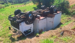 Caminhão carregado com energéticos capota na PR-566 após desvio em trevo