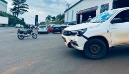 Motociclista fica ferido após colidir com caminhonete na Avenida Natalino Faust