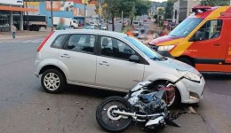 Jovem fica ferido em colisão na Avenida Atílio Fontana