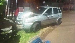 Carro colide contra árvore
