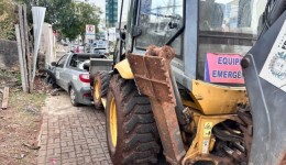 Retro escavadeira da prefeitura atinge quatro veículos na área central