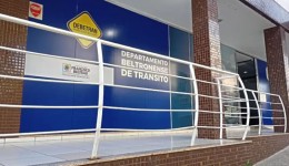 Debetran orienta idosos sobre credencial e benefício no estacionamento rotativo