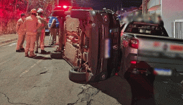 Carro tomba após colisão no bairro Cango