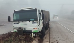 Colisão envolve dois caminhões na PRC-280