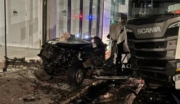 Colisão entre viatura da Polícia Civil e caminhão deixa dois policiais feridos 