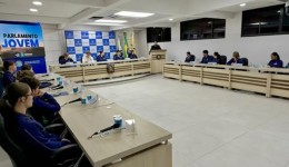Parlamento Jovem prepara estudantes para o primeiro voto