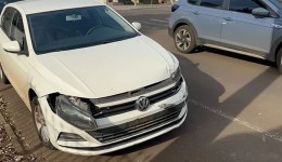 Colisão entre dois carros deixa passageira ferida