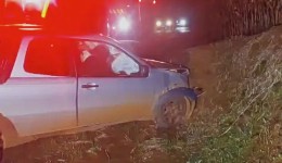 Homem e três crianças ficam feridos após camionete bater contra pedra