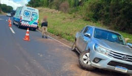 Condutor perde controle de caminhonete e bate em barranco na PRC-280