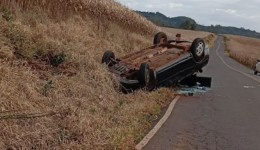 Capotamento em curva mobiliza equipes de resgate na comunidade de Santa Bárbara