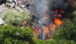 Incêndio destrói depósito de autopeças e dois veículos na Avenida Antonio Silvio Barbieri