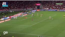 Flamengo derrota Red Bull Bragantino, vê Palmeiras empatar e pode ser campeão na terça-feira